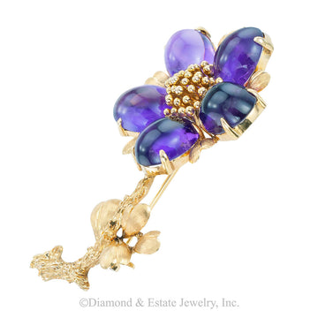 Vintage cabochon amethyst and yellow gold flower brooch circa 1960. 